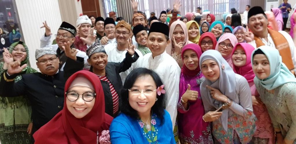 Foto bersama Kepala Kantor dan seluruh pegawai