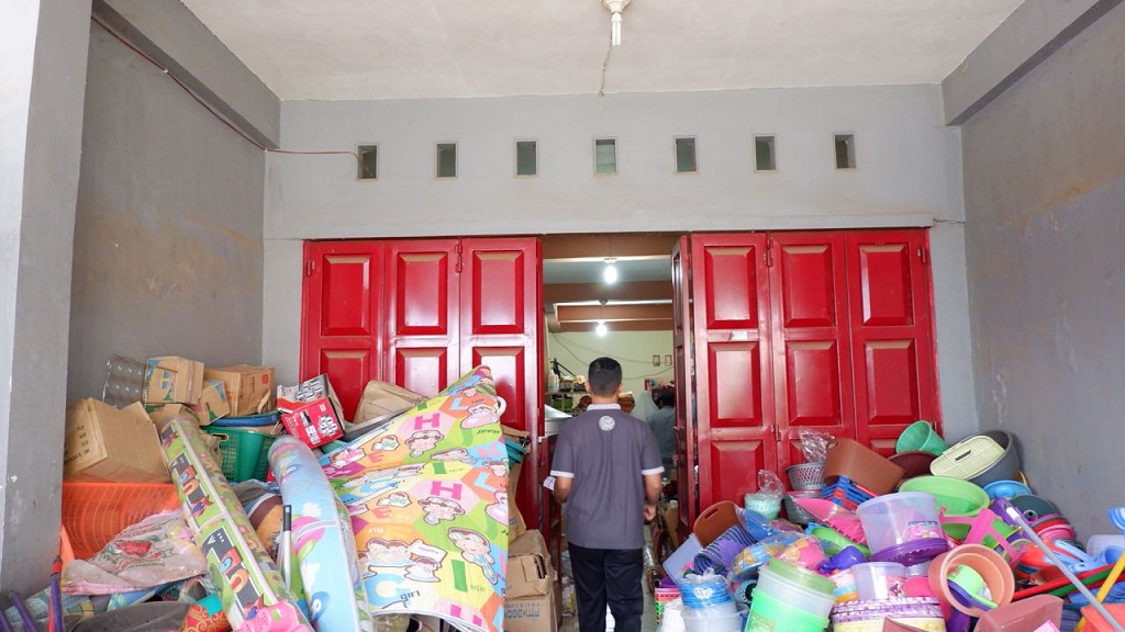 Pegawai KP2KP Malili mendatangi pelaku usaha di tempatnya