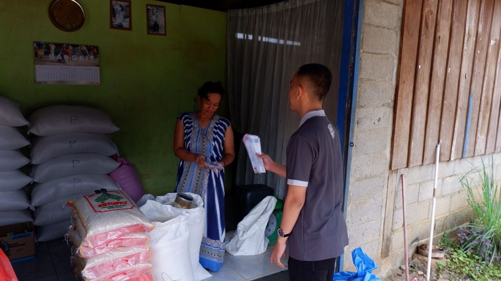 Pegawai KP2KP Malili mendatangi pelaku UMKM