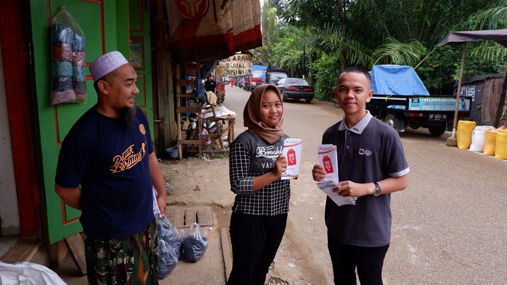 Pegawai KP2KP Malili berfoto bersama dengan pelaku UMKM Malili