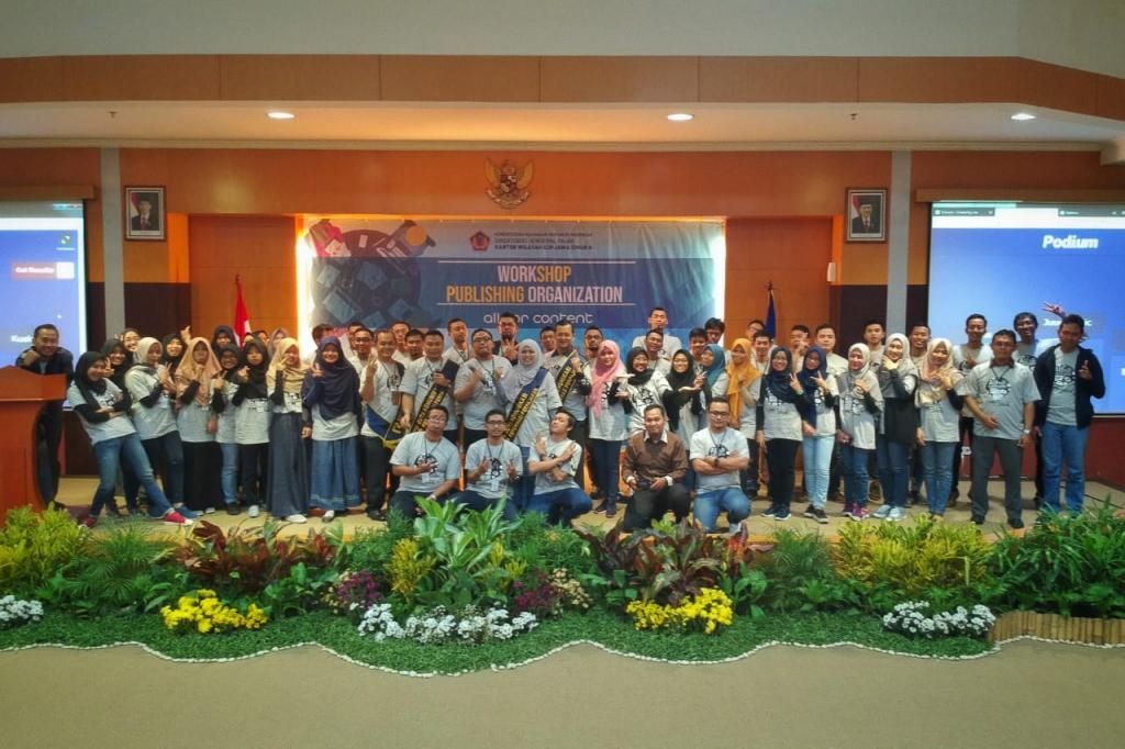 Para Anggota Tim Kreatif Jatim II dalam Acara Workshop Publishing Organization di Kanwil DJP Jatim II.