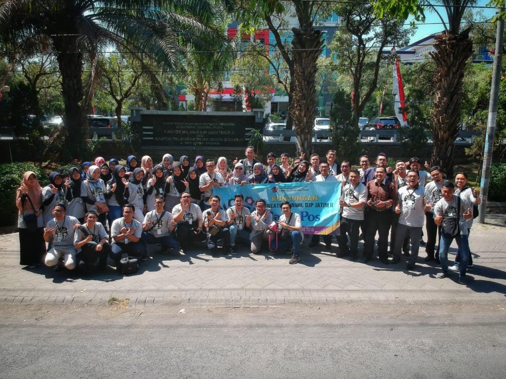 Para Anggota Tim Kreatif Jatim II dalam Acara Workshop Publishing Organization di Depan Kantor Kanwil DJP Jatim II.