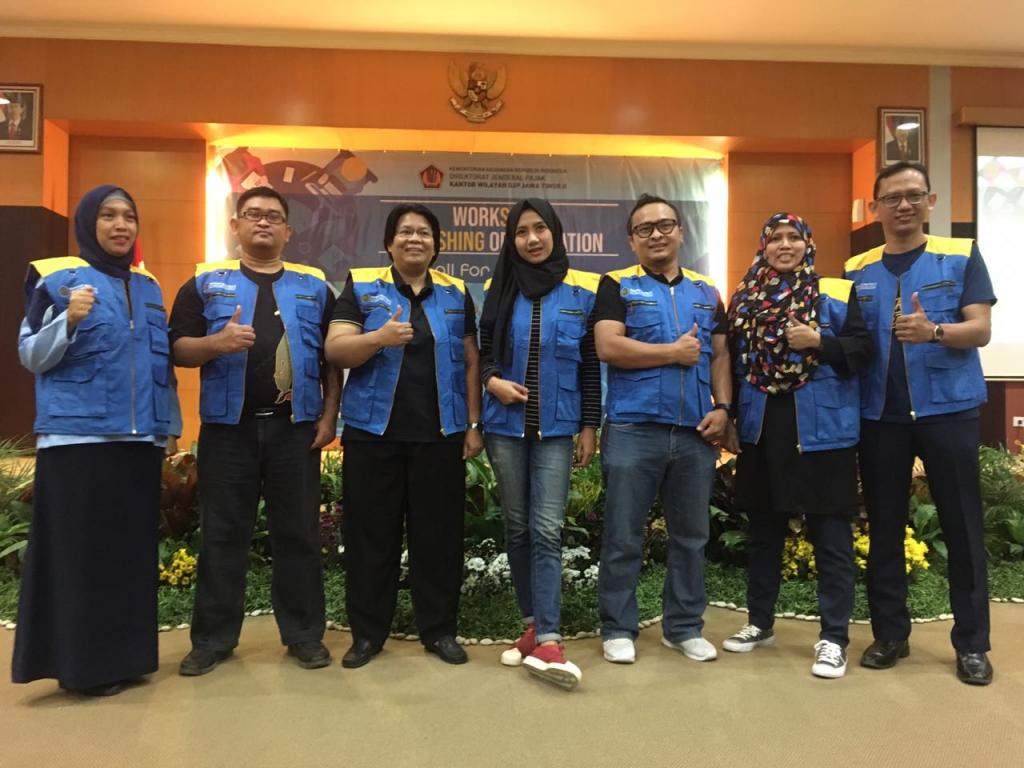 Para Kontributor Konter Terbanyak Semester I Tim Kreatif Jatim II Berfoto Bersama.