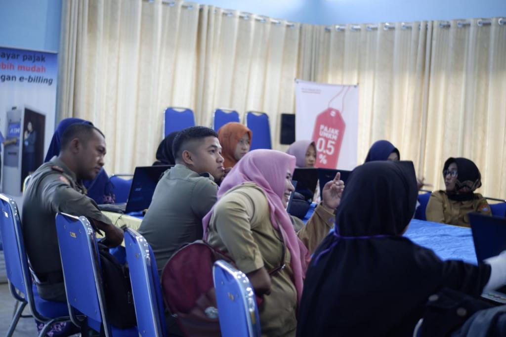 Para Bendahara mendengarkan pemaparan materi