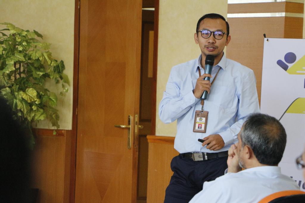 Fungsional Pemeriksa Pajak Teguh Budi Anggoro, menyampaikan materi IHT Asset Tracing di Aula KPP Madya Bandung, Rabu (29/8).