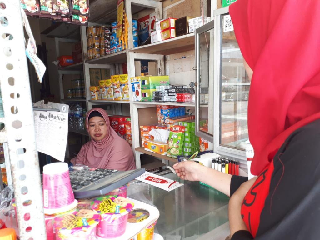 Petugas KP2KP Tanah Grogot Memberikan Leaflet Pajak UMKM 0,5%