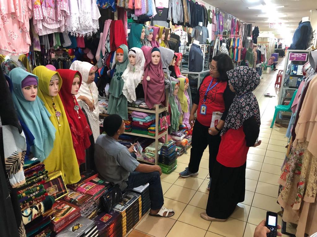 Devina Wulansari dan Aza Audina Berdialog dengan Pedagang Baju di Kandilo Plaza