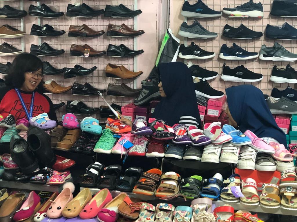 Petugas KP2KP Tanah Grogot, Aza Audina, Berdialog dengan Pedagang Sepatu