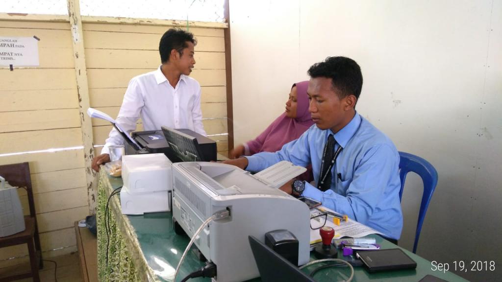 Petugas KP2KP Menerima Pelaporan SPT dari Bendahara Sekolah