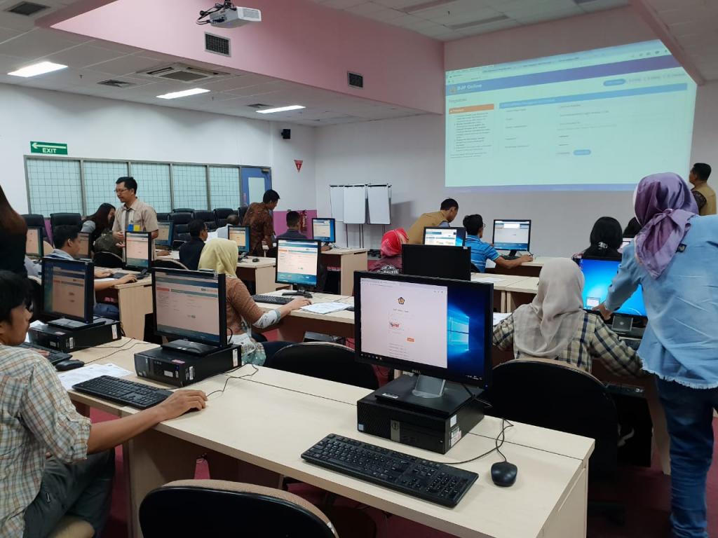 Karyawan PT Mattel Indonesia sedang menyimak pemaparan cara pengisian SPT Tahunan melalui E-filing