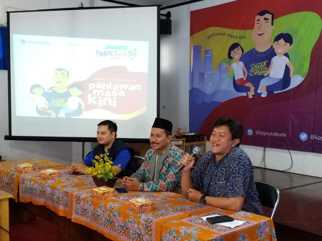 Kasi Ekstensifikasi KPP Sukabumi, Tubagus Rizvy dan kepsek SMP IT Hayatan Thoyyibah, Sutrisno memberikan sambutan saat pembukaan acara