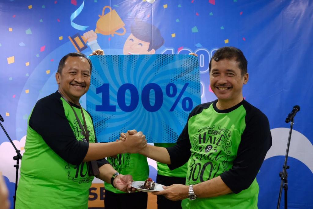 Penyerahan sepotong kue secara simbolis dari Kakanwil ke Kepala Kantor Setiabudi Empat