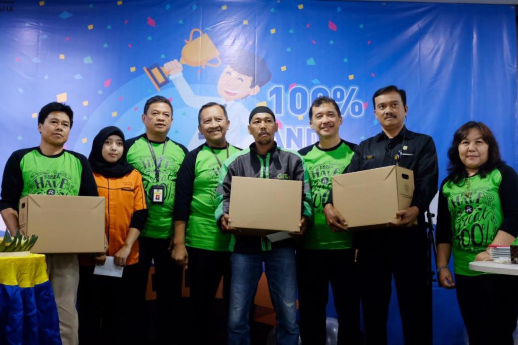 Penyerahan tanda kasih kepada perwakilan pramubakti, security, dan driver ojek online