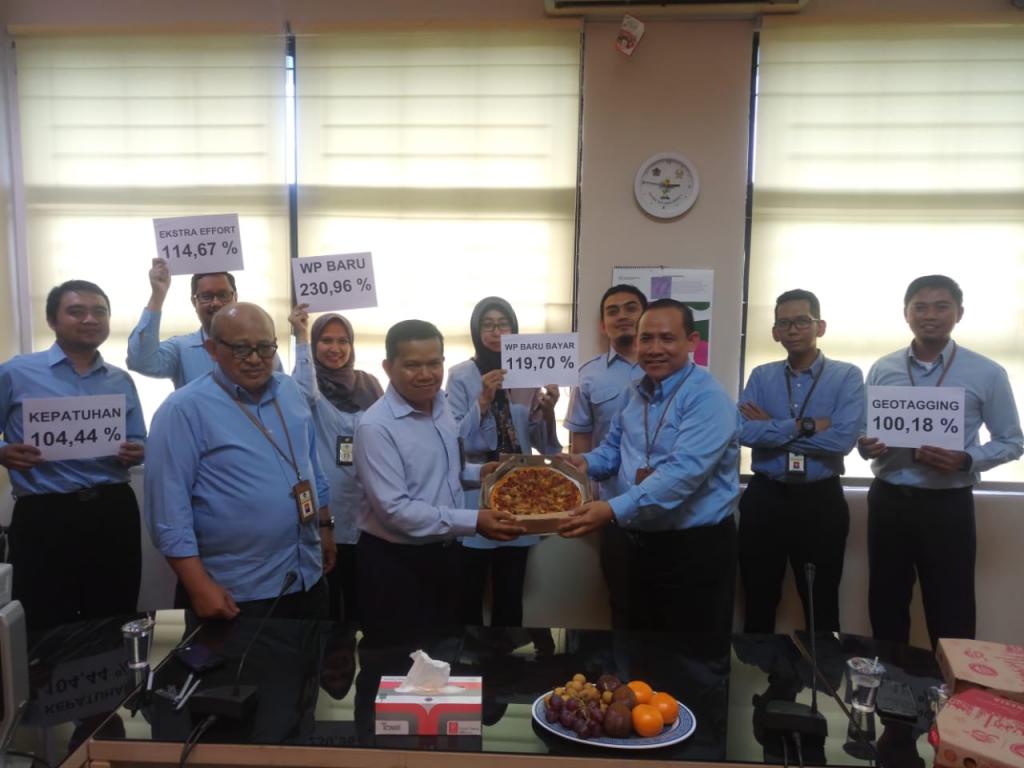 Tim Bidang PEP mewakili Kakanwil, menyerahkan pizza kepada Plt. Kepala KPP Pratama Ciamis.