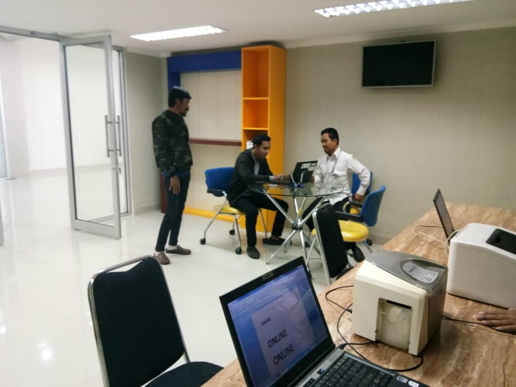 salah satu wajib pajak mendapatkan pelayanan perpajakan