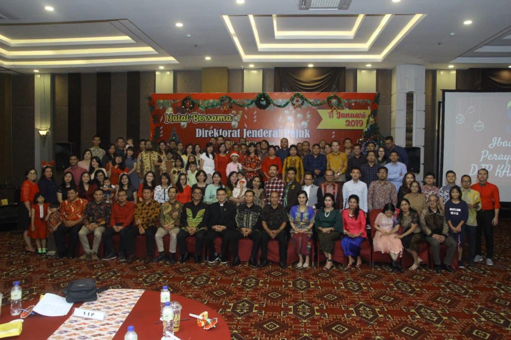Seluruh Peserta Ibadah dan Perayaan Natal Berfoto Bersama