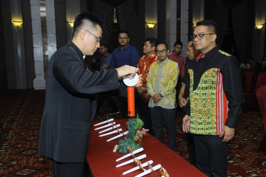 Penyalaan Lilin oleh Pendeta dan Ketua Persekutuan Emri Mora Singarimbun
