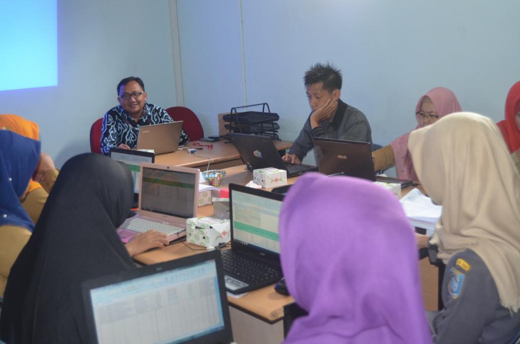 Kepala KP2KP Muntok Sapto memberikan materi sekaligus menjawab pertanyaan peserta.