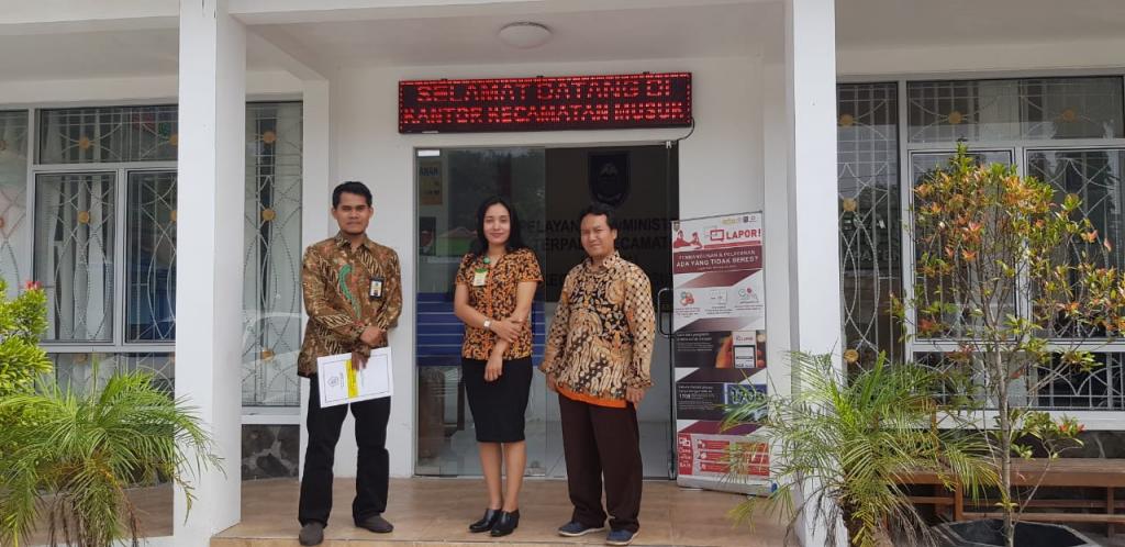 Petugas KPPP Boyolali berpose bersama Ibu Kasi Pemerintahan Kec.Musuk