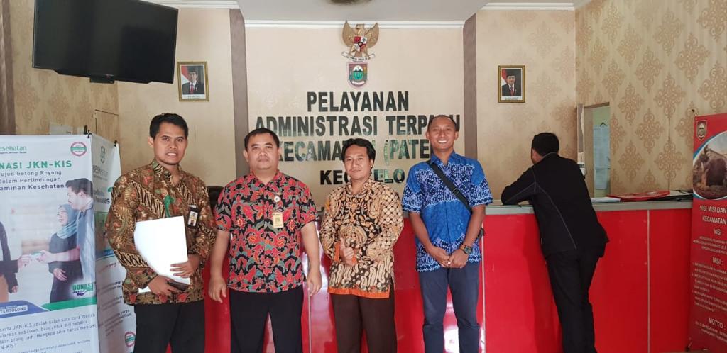 Petugas KPPP Boyolali berpose bersama Sekcam Selo