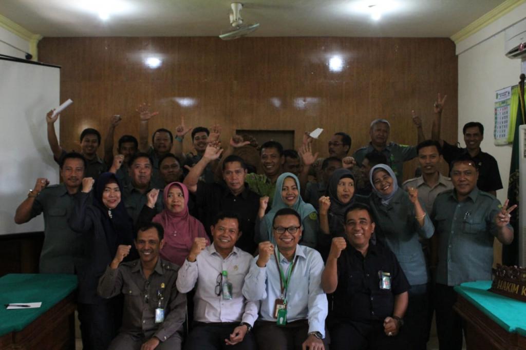 Peserta dan Pemateri foto bersama setelah acara selesai.