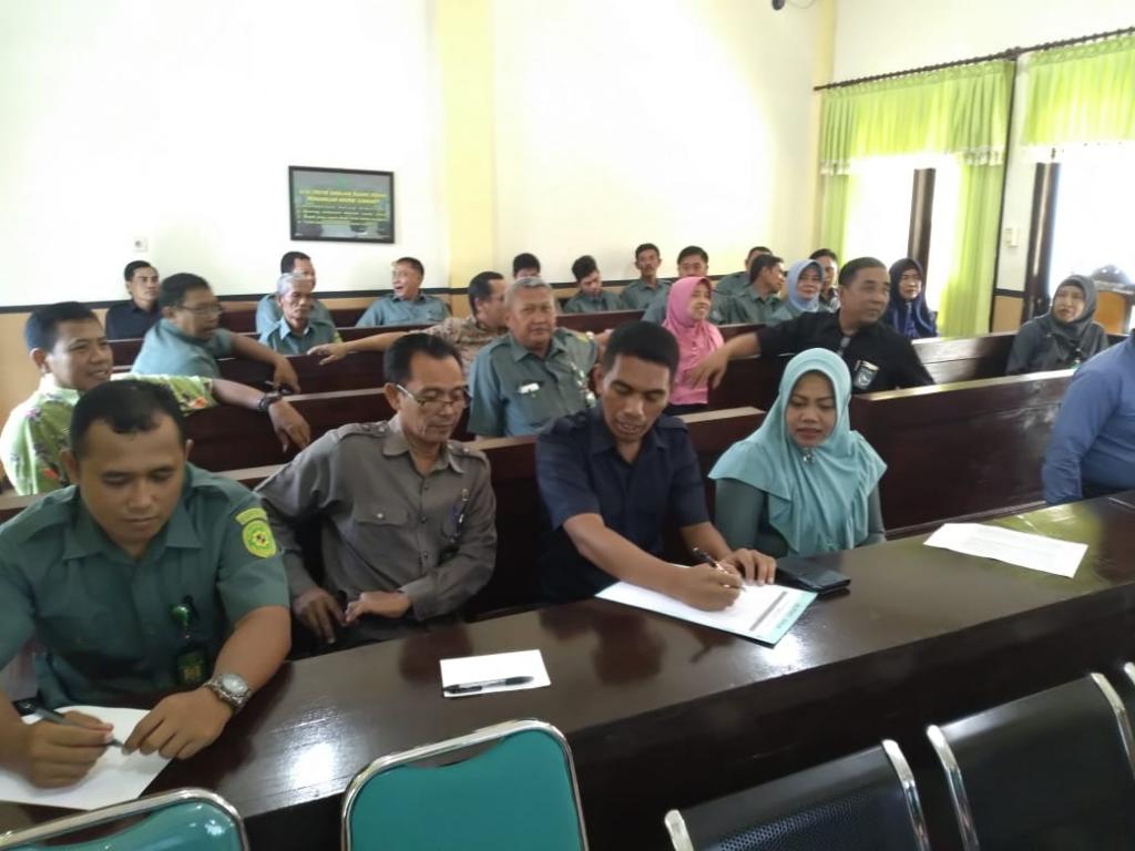 Para Pegawai Kantor Pengadilan Negeri Sumenep menyimak pemaparan materi tentang e-filing.