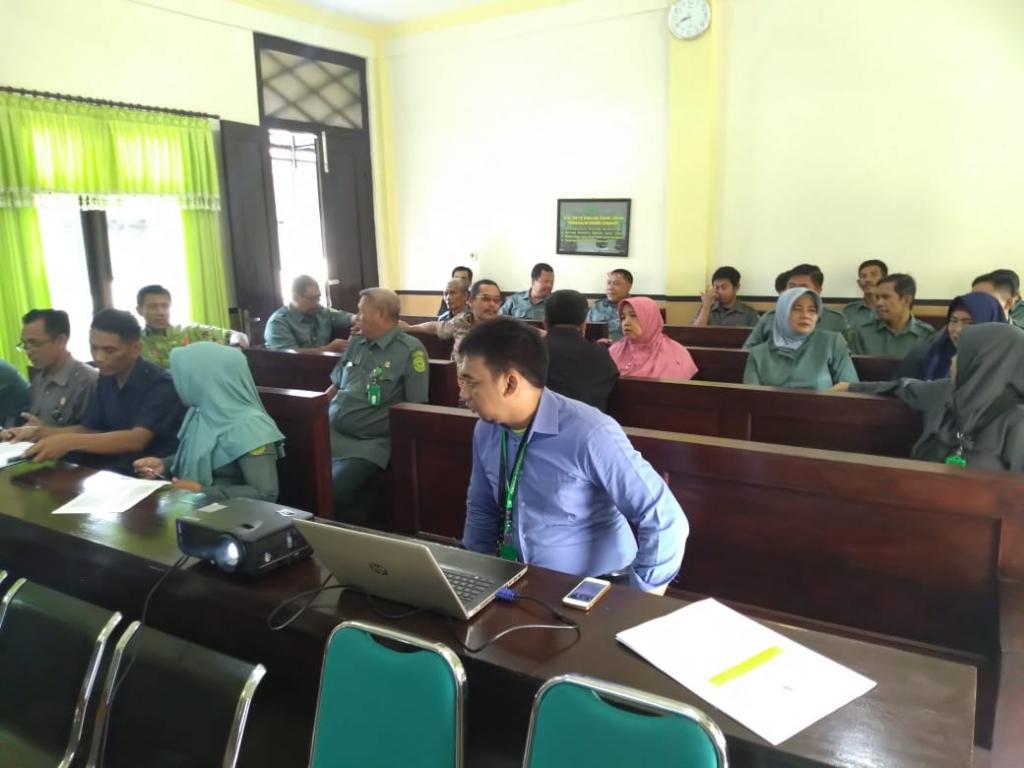 Pegawai KP2KP Sumenep melakukan persiapan sosialisasi perpajakan e-filing.