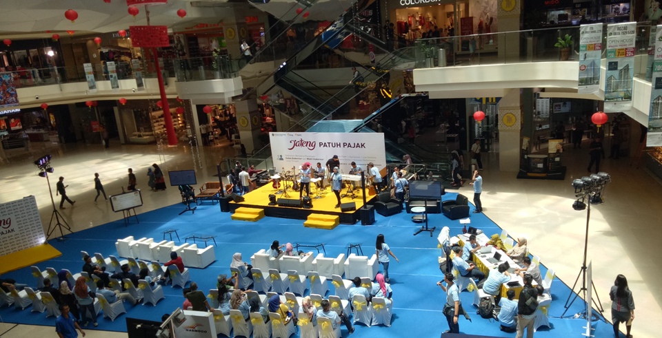 Suasana atrium Mall Paragon Semarang sebelum pembukaan acara.