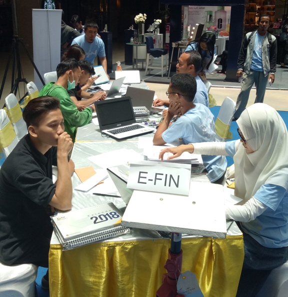 Pengunjung mall ramai memadati Gerai SPT Tahunan