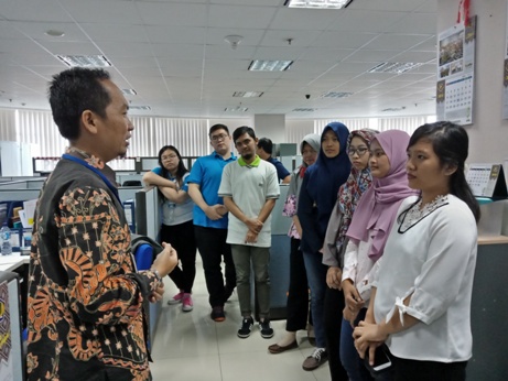 Para peserta menyimak penjelasan petugas di KPP Wajib Pajak Besar Tiga