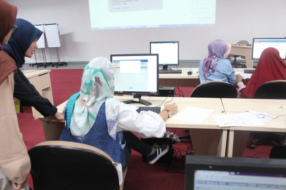 Pegawai Kanwil DJP Jawa Barat II dan KPP Madya Bekasi memandu cara pengisian SPT Tahunan melalui E-filing kepada para Karyawan PT Mattel Indonesia