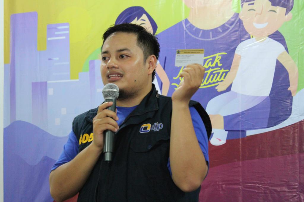 Account Representative KPP Sukabumi, Tyan Anshar saat menjawab pertanyaan peserta mengenai NPWP