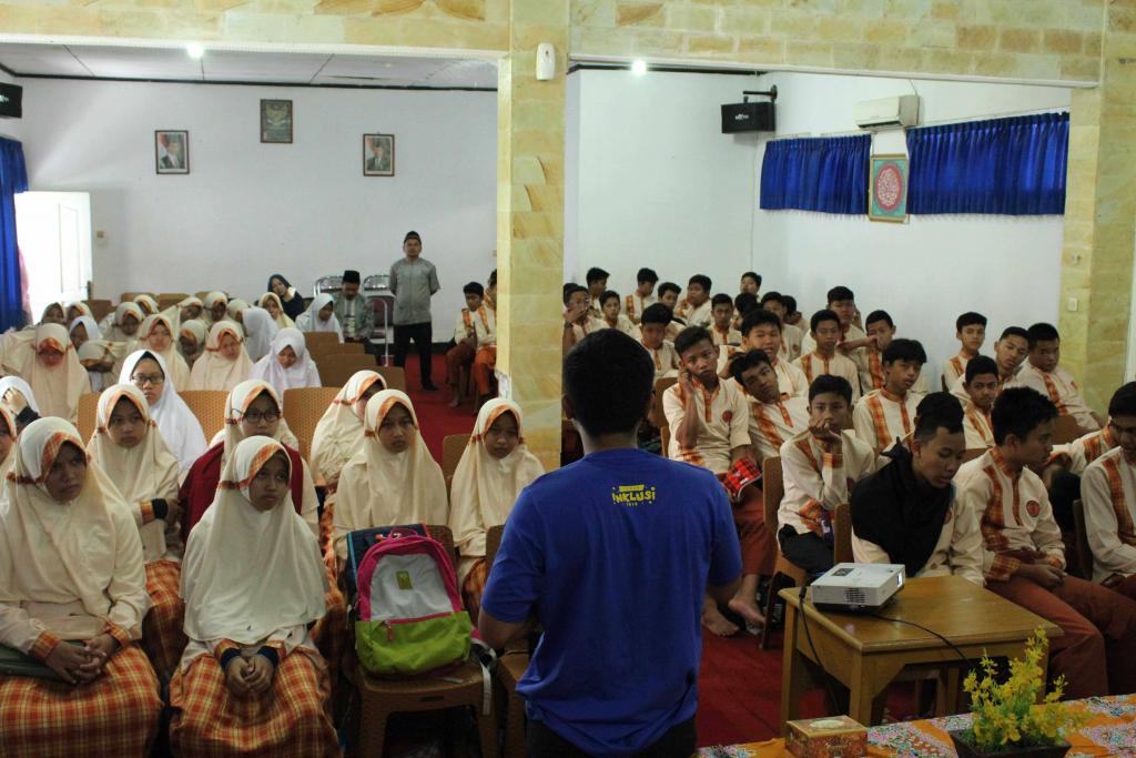 Account Representative KPP Sukabumi, Agung trihartanto saat membuka acara Pajak Bertutur