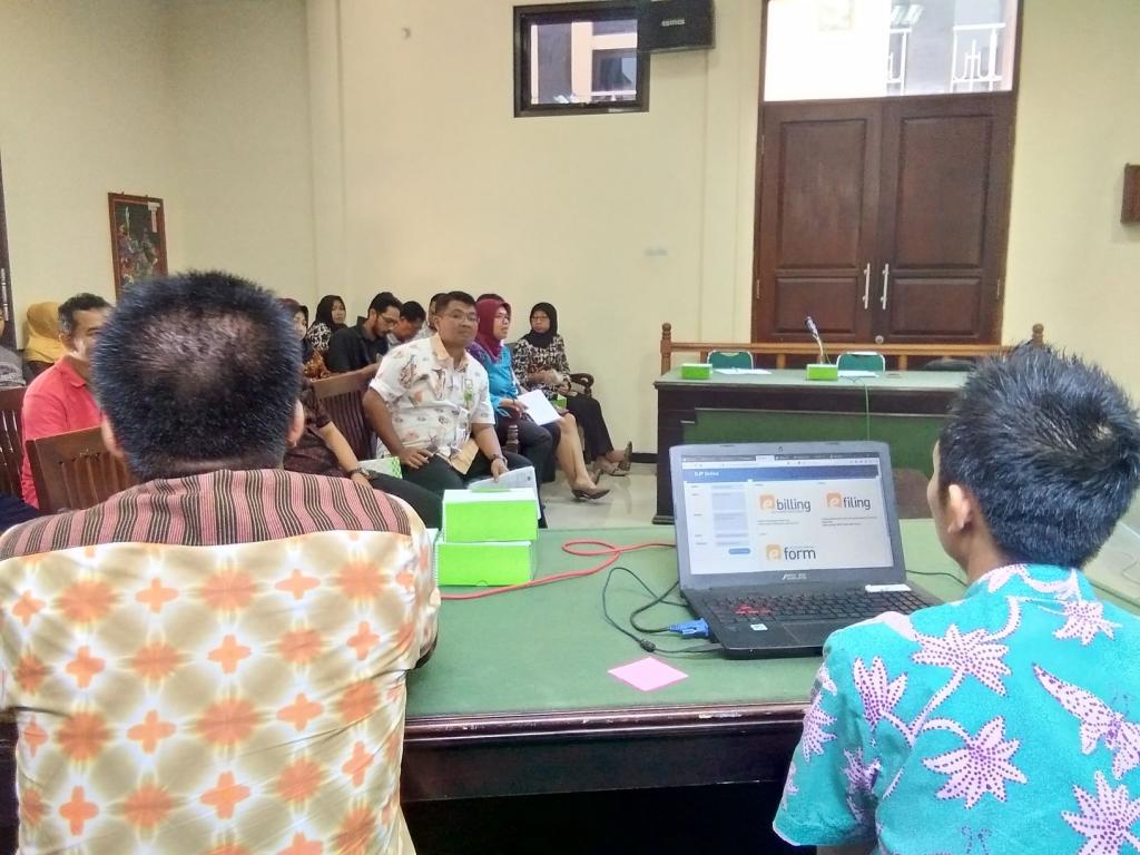 Pegawai KPP Pratama Magelang sedang menjelaskan proses e-filing