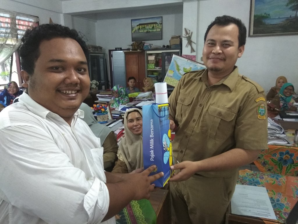Penyerahan Souvenir untuk peserta yang aktif