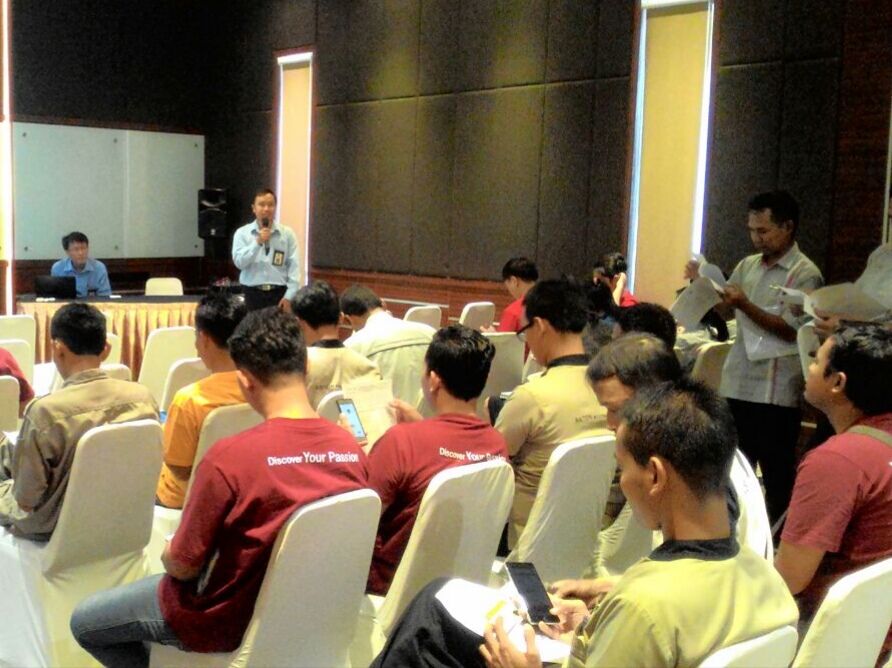 Tim KPP Pratama Bojonegoro memberikan materi kewajiban perpajakan untuk pegawai