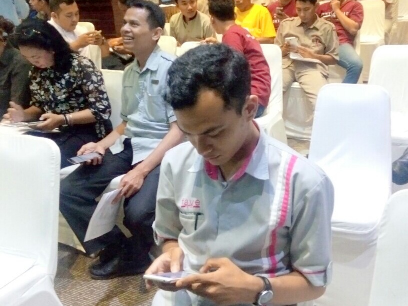 Pegawai Fave Hotel Bojonegoro mengisi efiling dari telepon cerdas miliknya