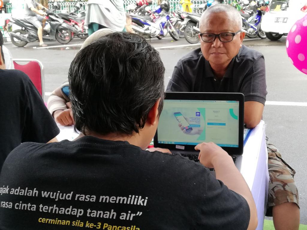 Petugas KPP Pratama Bojonegoro memberikan pelayanan kepada wajib pajak yang datang ke pojok pajak