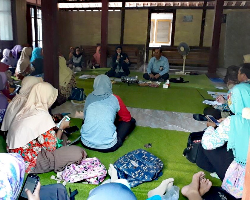 Account Representative Yulia Marlina menyampaikan materi kewajiban perpajakan pasca amnesti pajak