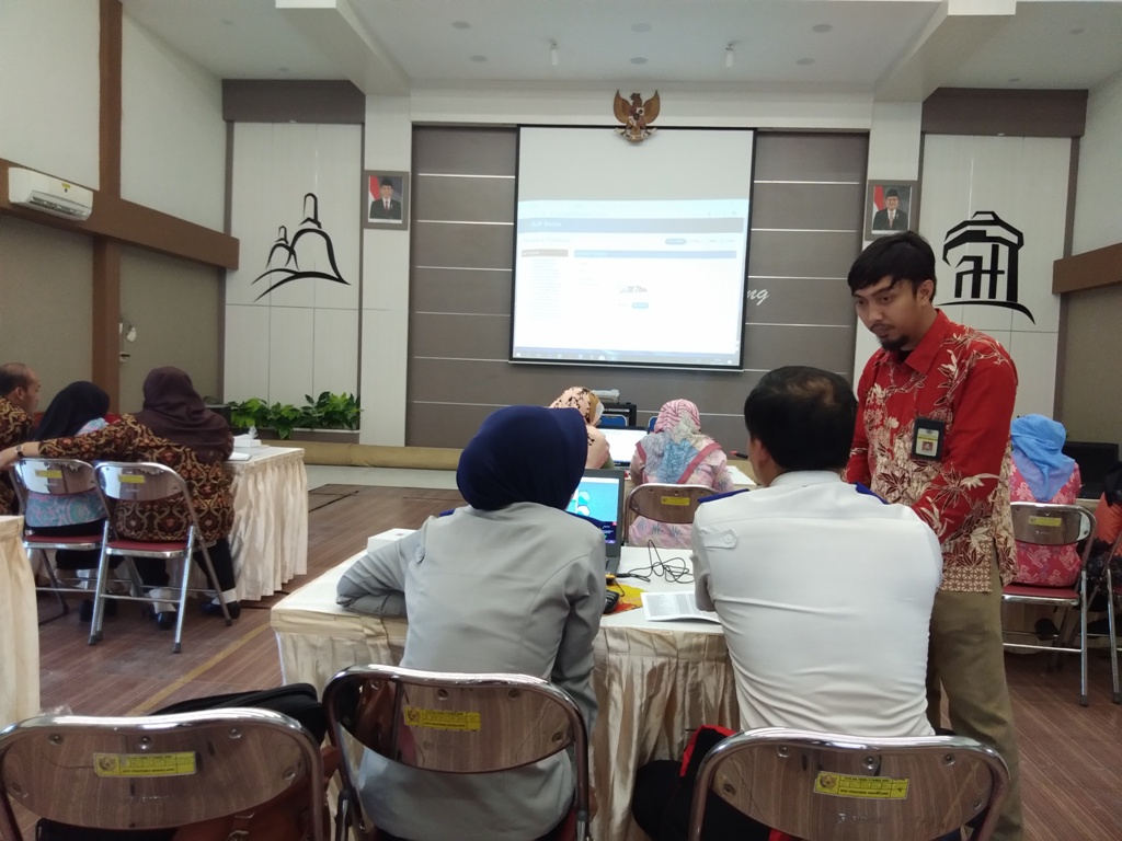 Pemateri Menjawab Pertanyaan Yang Diajukan Oleh Peserta