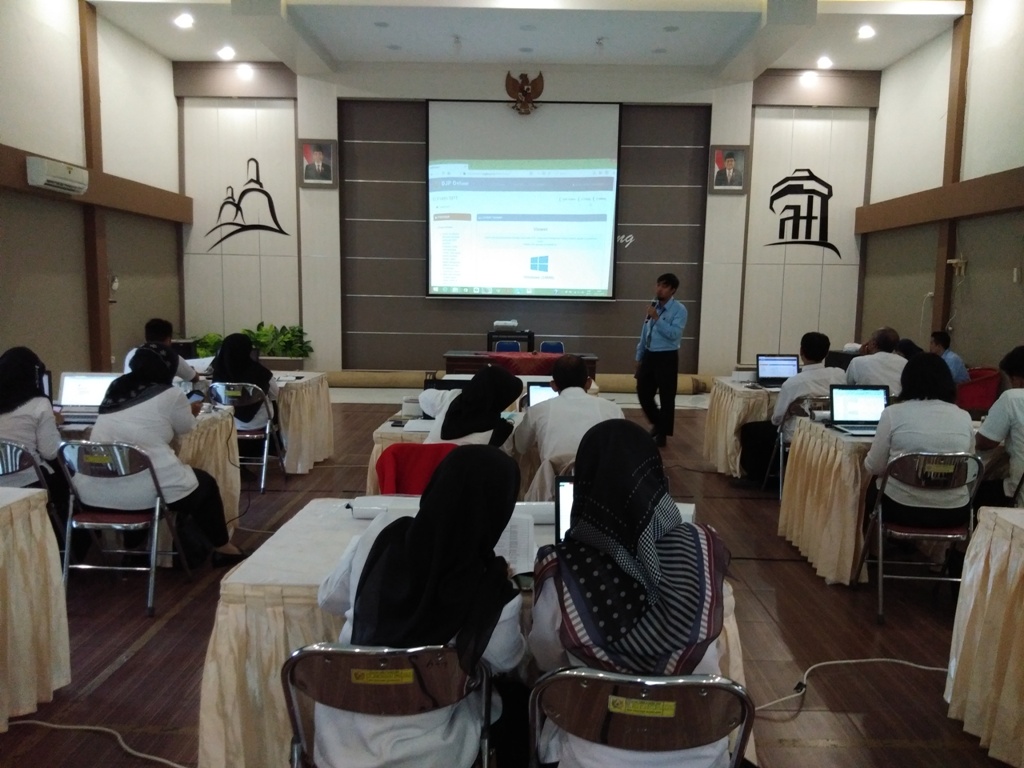 Peserta Sedang Memperhatikan Pemaparan Cara Pelaporan SPT Tahunan.