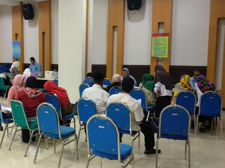 Petugas kelas pajak memberi pengarahan cara mengisi SPT Tahunan PPh Orang Pribadi secara manual.