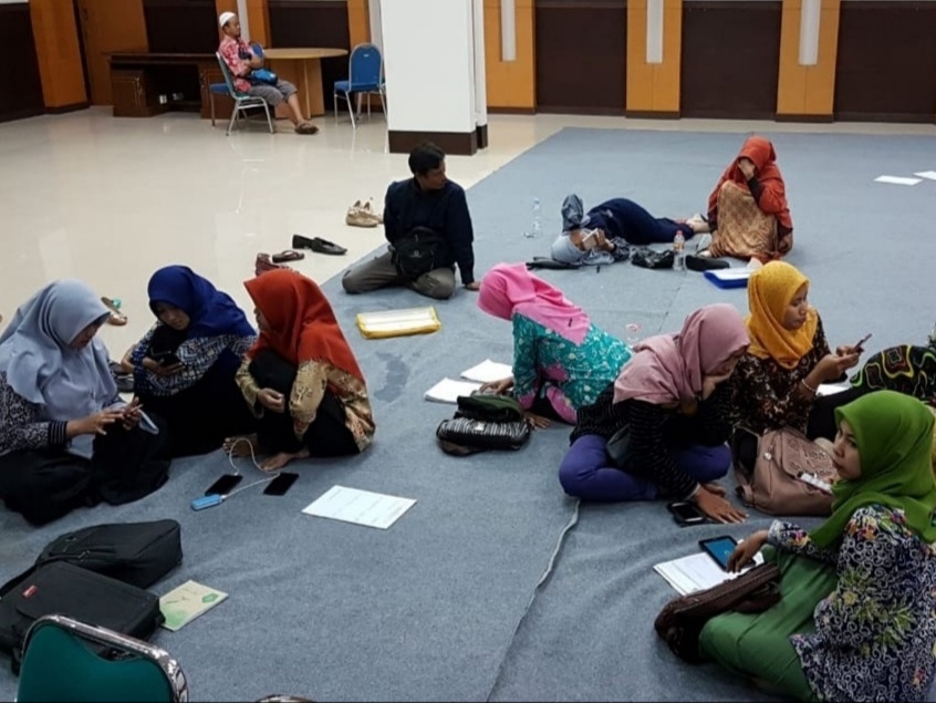 Kepala yayasan, Paud, Sekolah Dasar Swasta mengisi SPT Tahunan PPh Orang Pribadi tahun pajak 2018 di aula KPP Pratama Tuban sebelum dilaporkan menggunakan e-filing