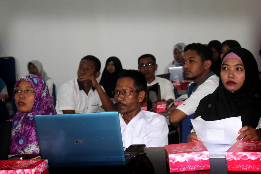 Peserta bimtek memperhatikan dengan sungguh-sungguh