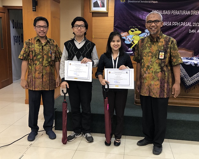 Penyerahan sertifikat keikutsertaan sosialisasi secara simbolis kepada peserta