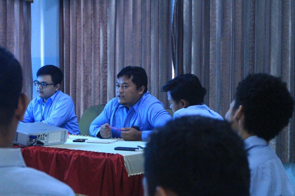 Kepala Seksi Pelayanan KPP Pratama Poso Handy Ariestino memberikan materi