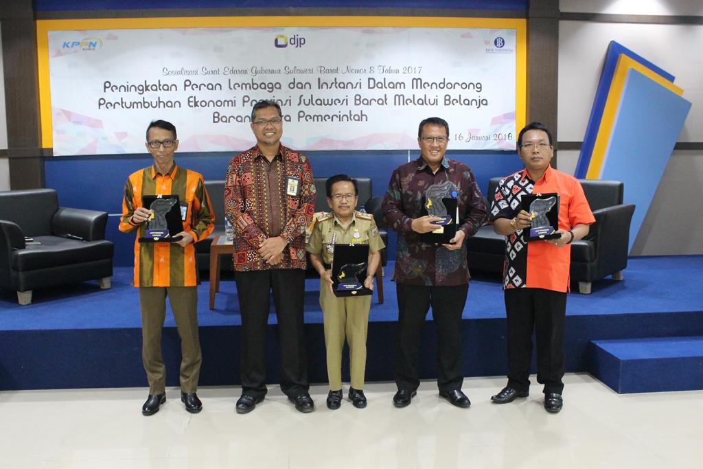 Penyerahan plakat untuk narasumber.