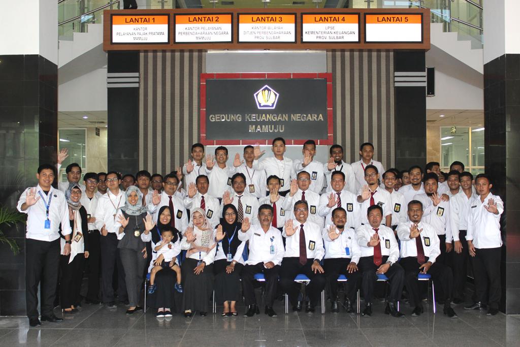 Foto bersama pegawai KPP Pratama Mamuju dengan Tim dari BNN Provinsi Sulbar.