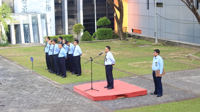 Kakanwil DJP Kaltimra Selaku Pembina Apel Menyampaikan Amanat