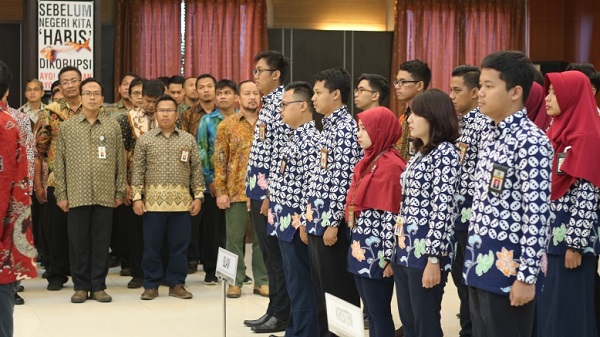 Peserta berdiri dengan khidmat disaksikan para pejabat di lingkungan Kanwil Jawa Tengah II